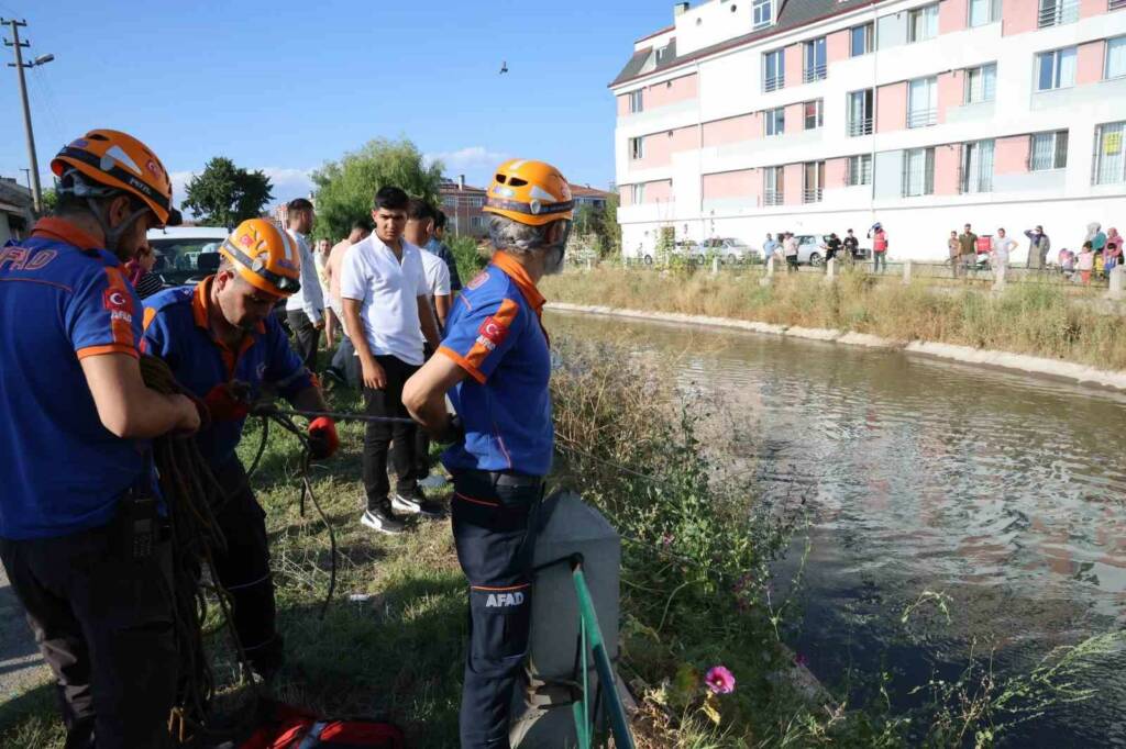 Kanala düşen çocuğu kurtardı: Akıntıya kapıldı!