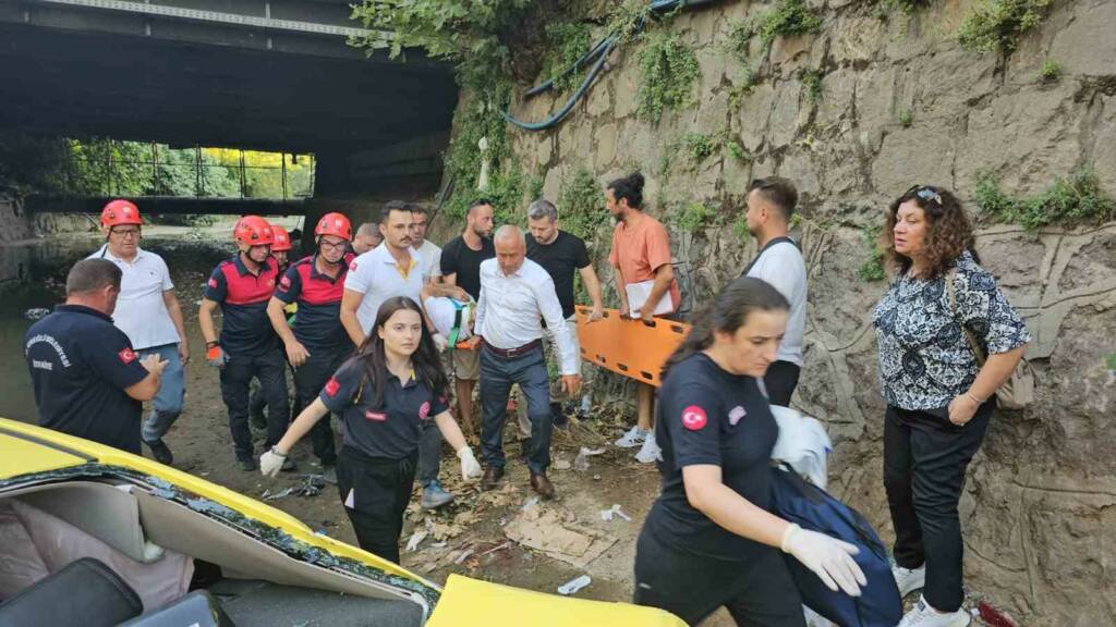 Kamyonla çarpışan ticari taksi dereye uçtu: Ölü ve yaralılar!