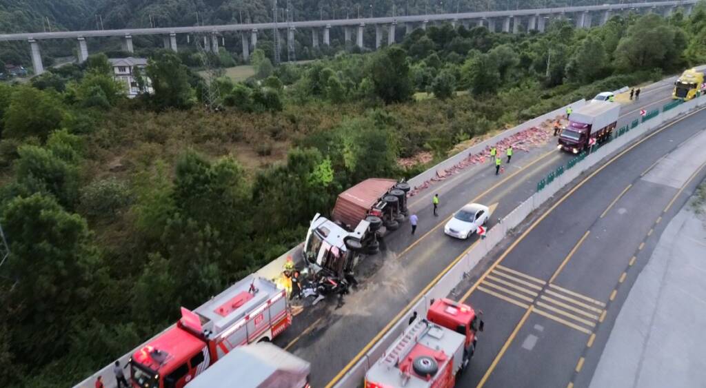 Makarna yüklü tır otomobilin üzerine devrildi