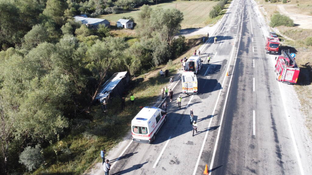 Erzincan’da yolcu otobüsü devrildi: Çok sayıda yaralı!