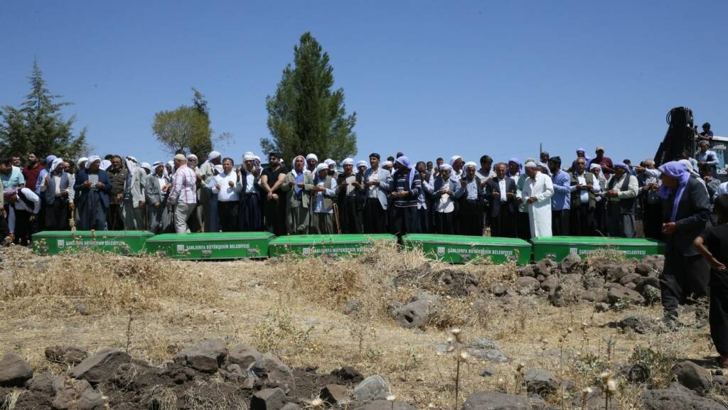 Şanlıurfa’daki kazada ölen 5 çocuk yan yana defnedildi