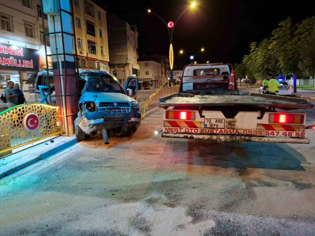 Beton ayağa çarptı: Kadın öldü, eşi ağır yaralı!