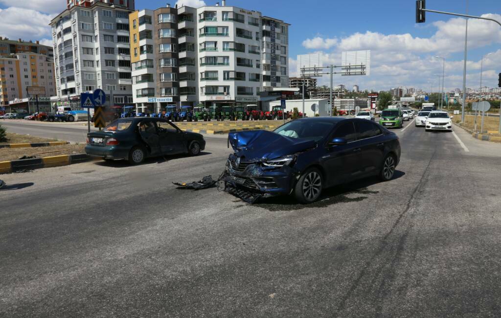 Kastamonu’da iki otomobilin çarpışması