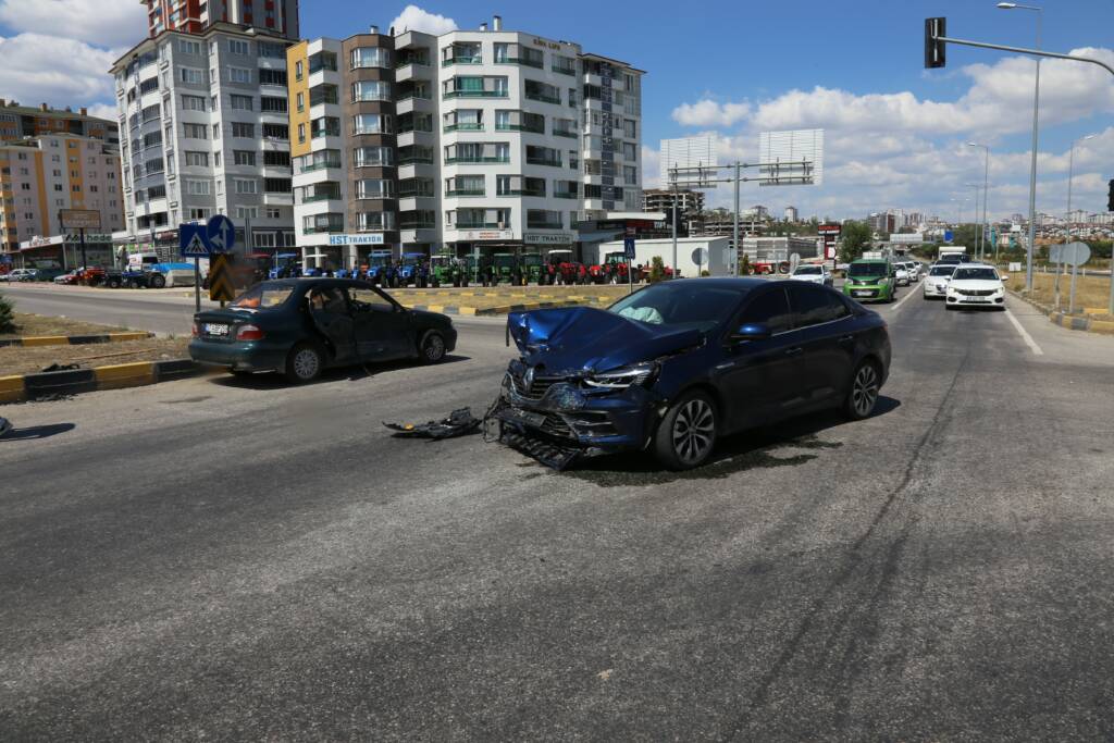 Otomobiller çarpıştı: 2 yaralı!