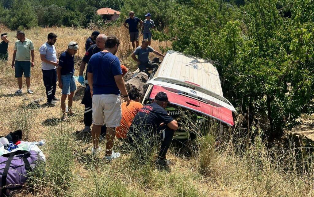 Karayolunda feci kaza: Minibüs şarampole yuvalandı