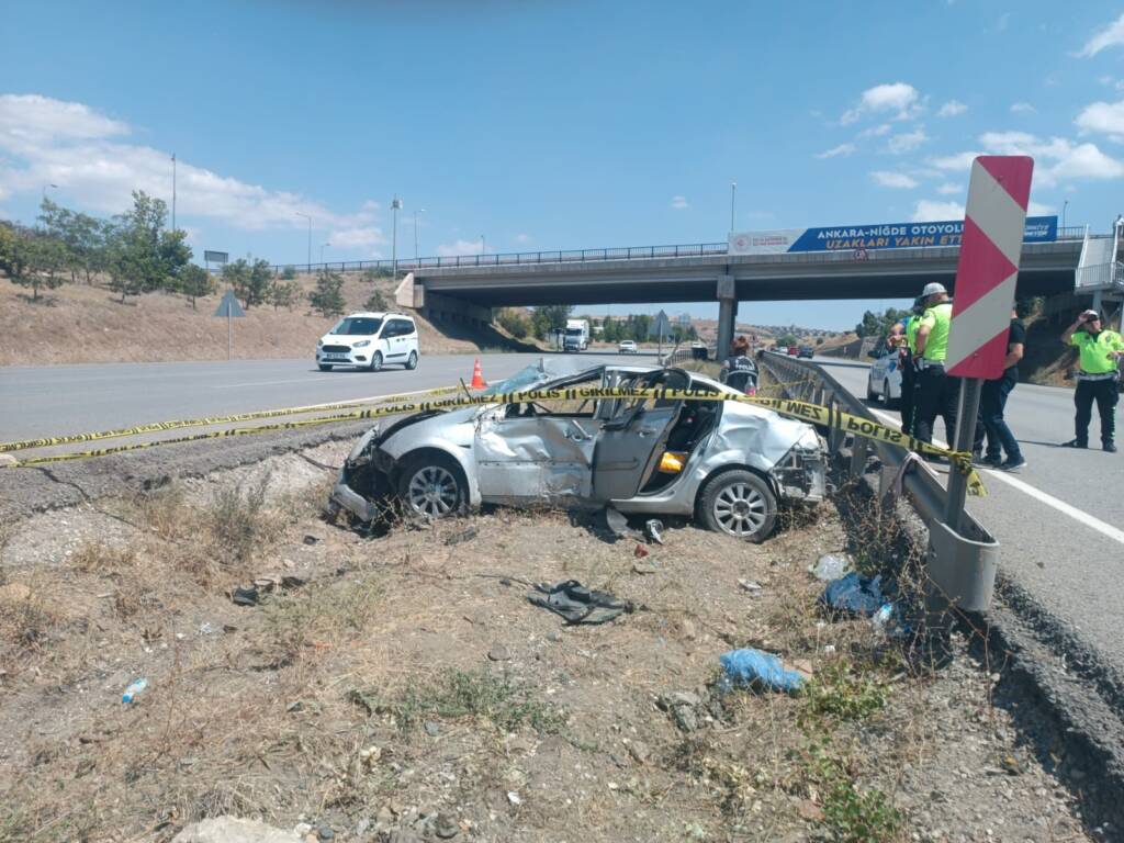 Otomobil kağıt gibi ezildi: Aynı aileden 1 ölü, 3 yaralı!