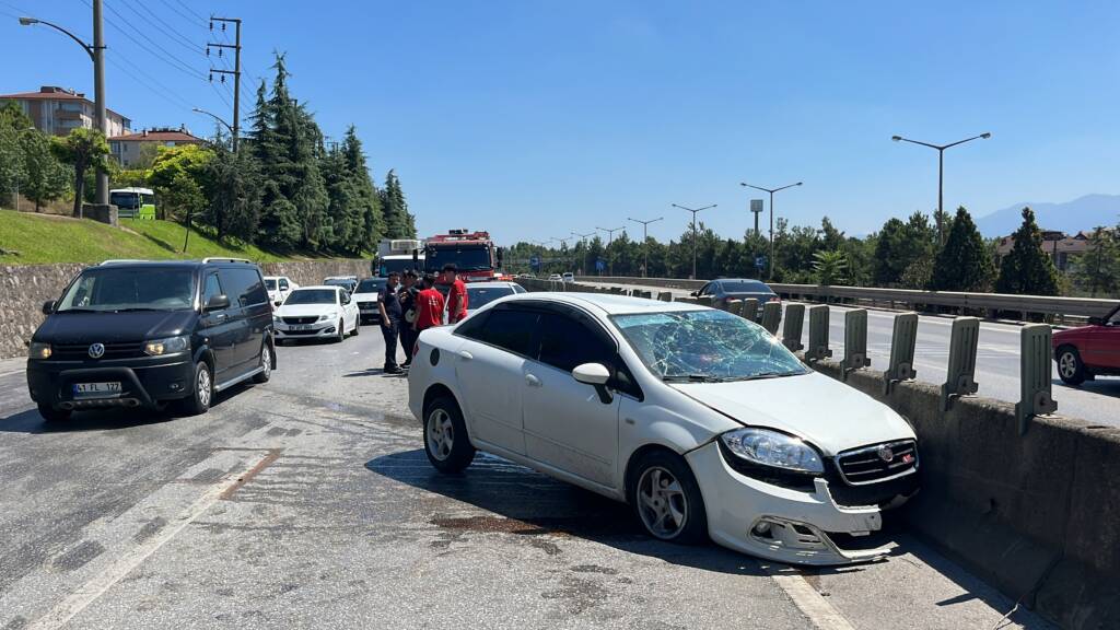 Kocaeli’de otomobil refüje çarptı: Yaralılar var!