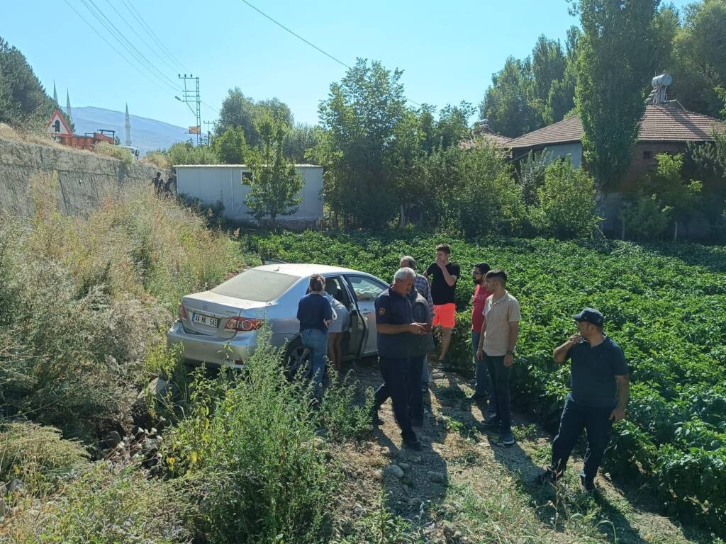 Otomobil bahçeye devrildi: Yaralılar var!