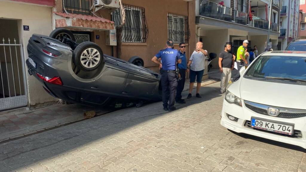 Korkutan kaza: Park halindeki araca çarpıp ters döndü!