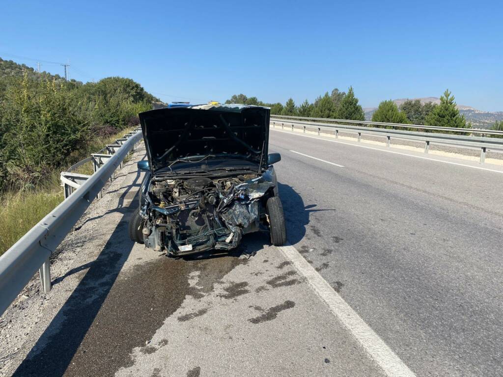 Bariyere çarpan otomobil hurdaya döndü: 4 yaralı!