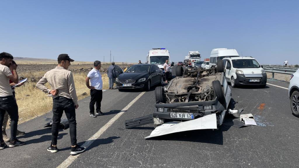  Diyarbakır'da otomobilin refüje çarparak