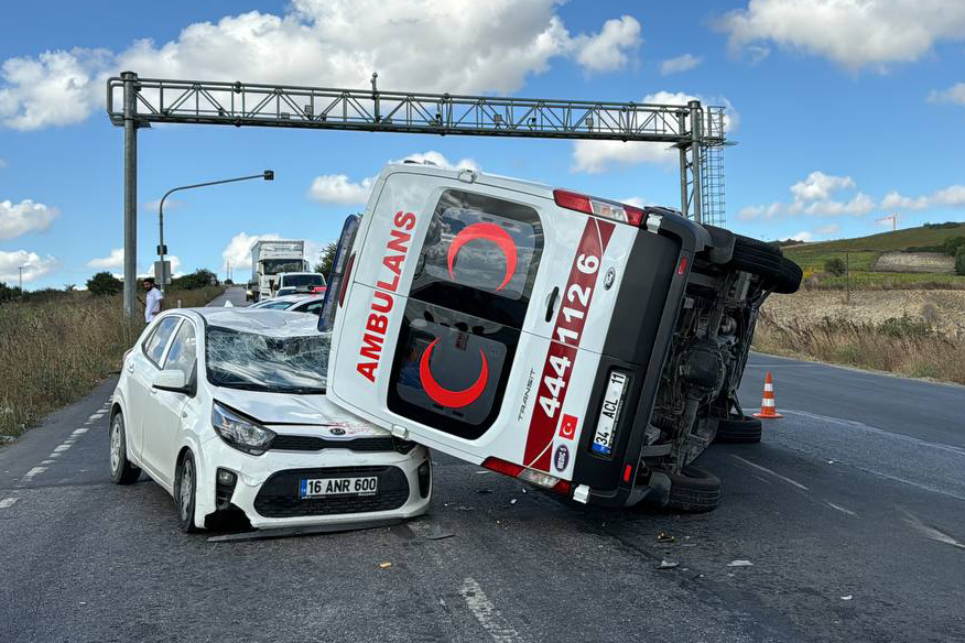 Ambulans zincirleme kazaya karıştı: Yaralılar var!