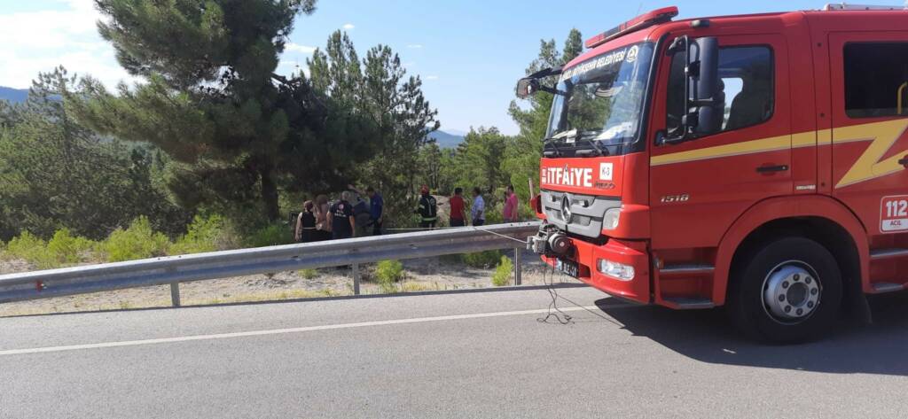 Ağaca çarpan otomobilde can pazarı: 1 ölü, 2 yaralı!