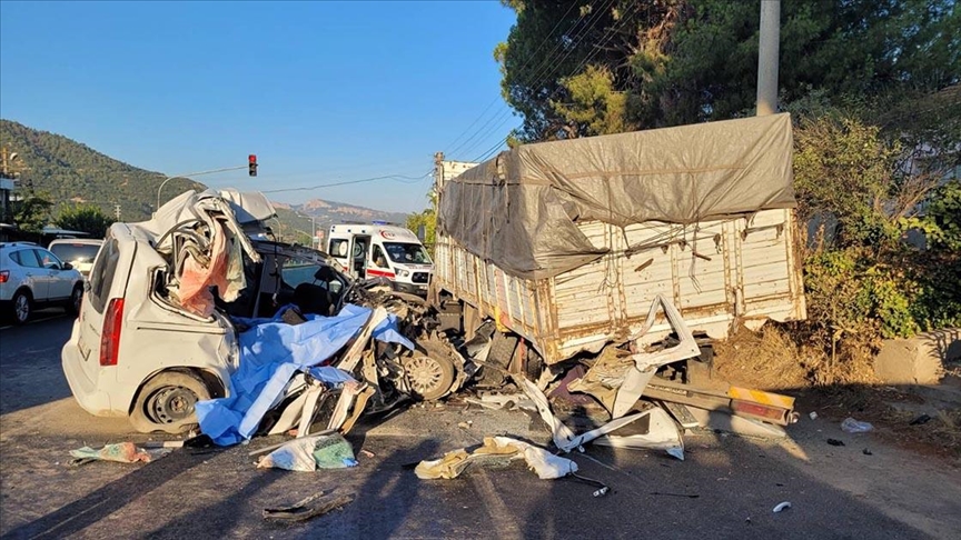 Kamyona çarpan araç hurdaya döndü:  4 kişi öldü, 3 kişi ağır yaralandı