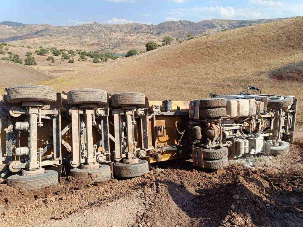 Feci kaza: Mıcır yüklü kamyon devrildi, 1 ölü!