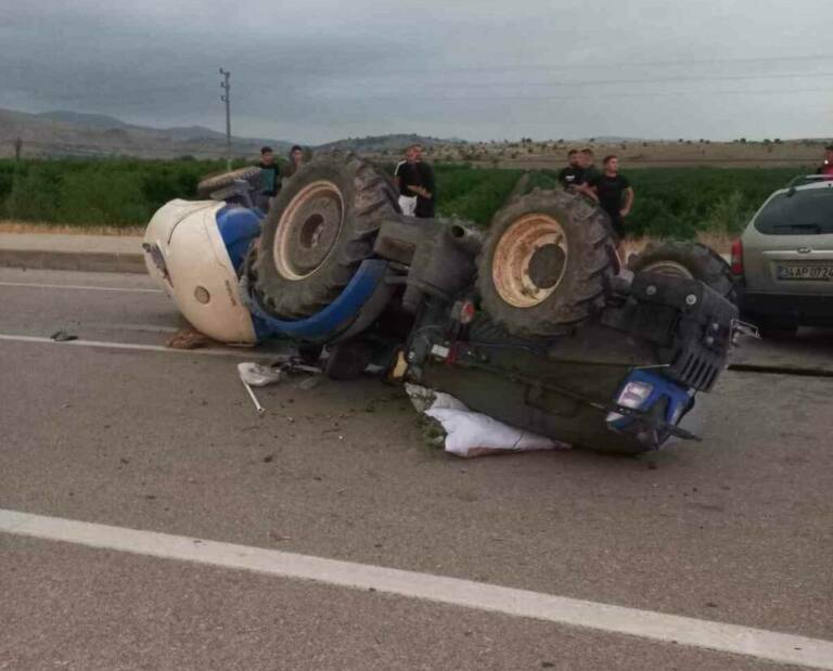 Otomobil ve traktör çarpıştı: 3 yaralı!