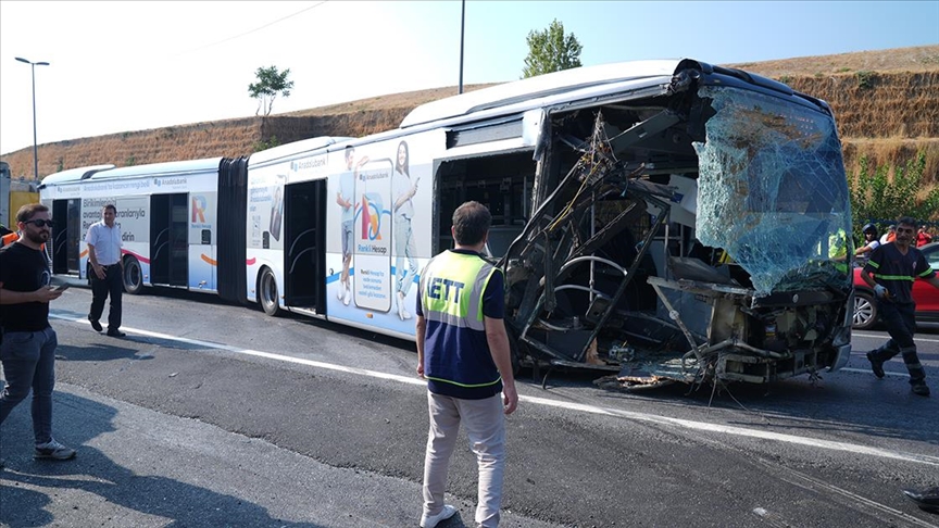 İstanbul Küçükçekmece'de, iki metrobüsün