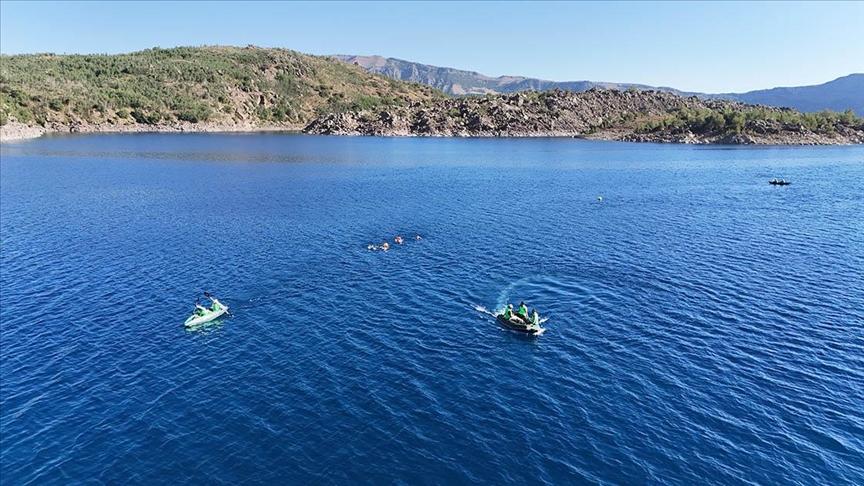 Nemrut Kalderası’nı tanıtmak için krater gölünde yüzdüler