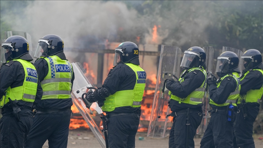 Belfast’ta şiddet olaylarında aşırı sağcılar polise molotofkokteyli attı