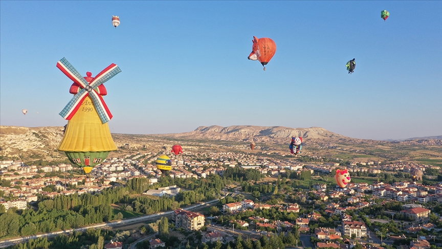 Figürlü sıcak hava balonları Ürgüp semalarında