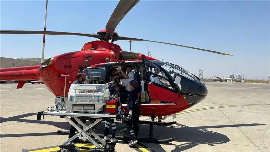 Ambulans helikopter rahatsızlanan bebek için havalandı