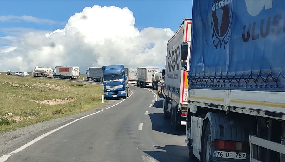 Karayolunda tır devrildi, yol ulaşıma kapandı!