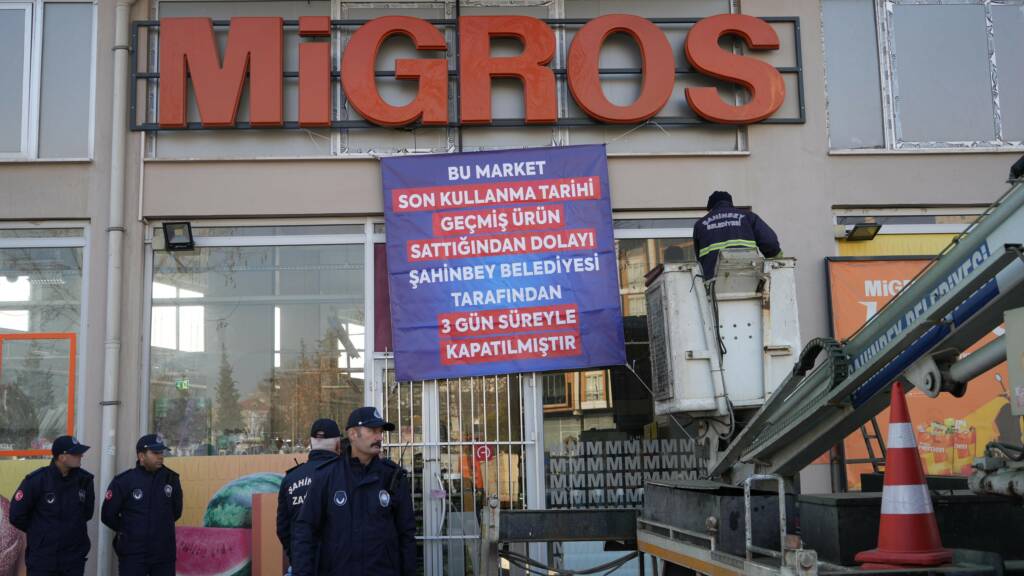 Gaziantep'te Şahinbey Belediyesi tarafından yapılan denetimlerde tarihi geçmiş ürün sattığı