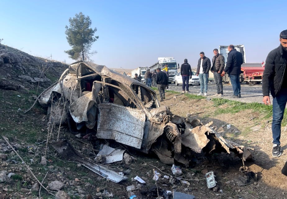 Şanlıurfa'da tırla çarpışıp şarampole devrilen otomobilin sürücüsü ağır yaralandı.
